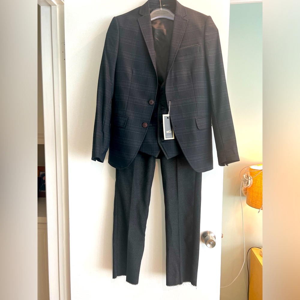 Wessi men’s brand new 3 piece suit size 46 . Pants drop 6. Made in Turkey